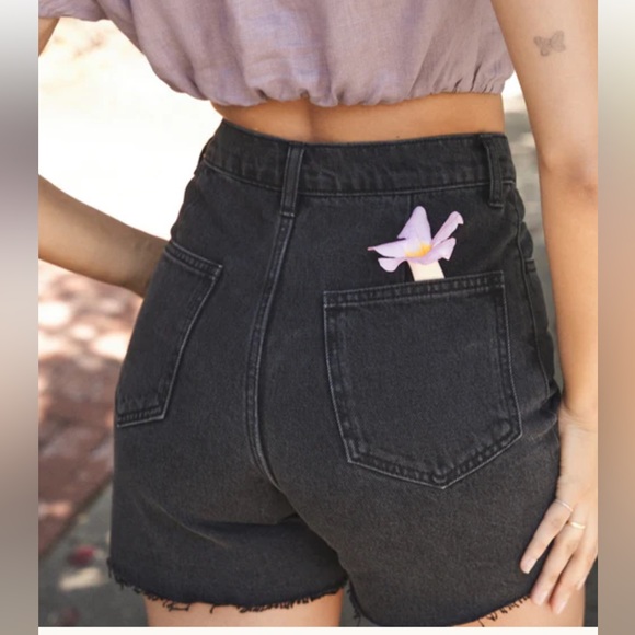 EUC Natasha Short in Vintage Black Wash Jean Shorts Size 32 - Picture 4 of 16